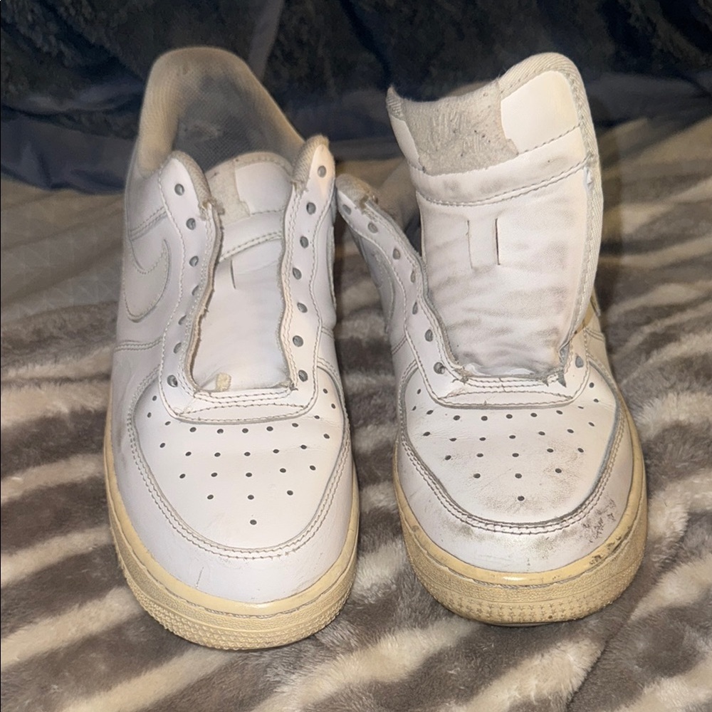 Triple White" Nike Air Force 1 model Low 07 "Triple White".